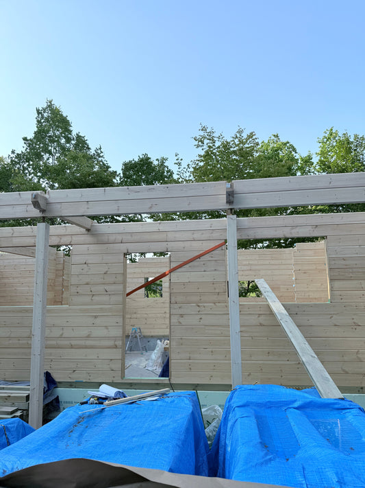 「森に息づくログカフェ──職人ふたりが紡ぐ木の物語」