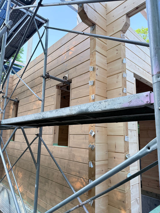 【ログカフェ建設レポート】1階ログ積み完了とドラフトウッド塗装奮闘記